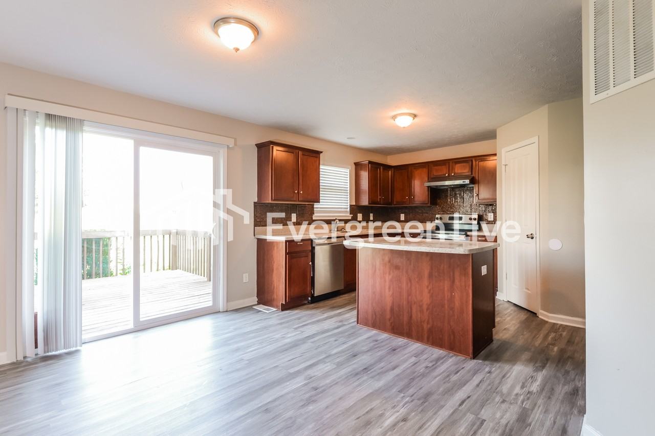 1120 Sedgehill Ln - Photo 5 of 15