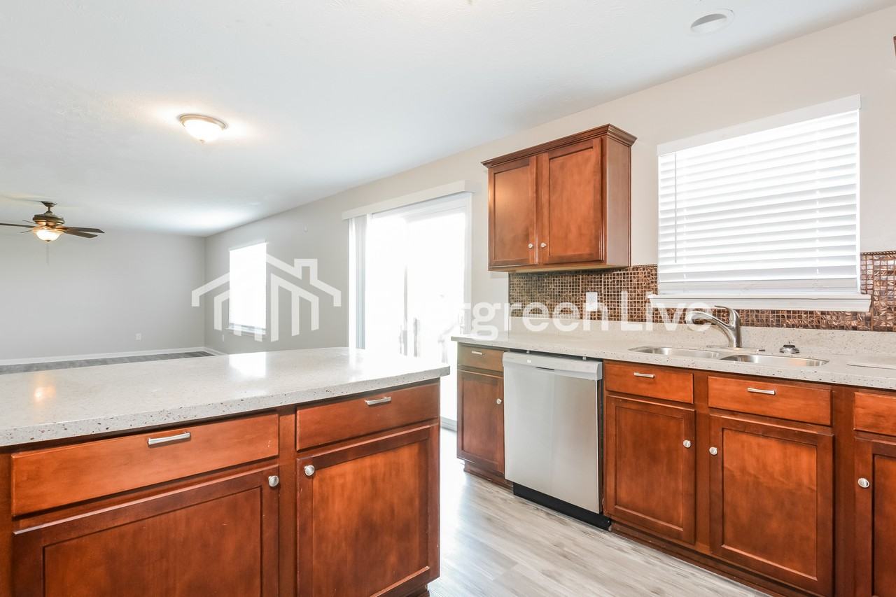 1120 Sedgehill Ln - Photo 5 of 16