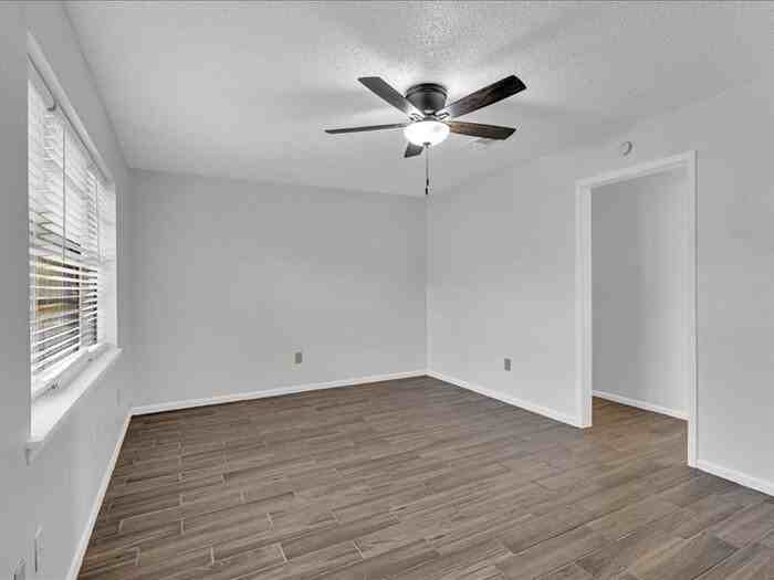 203 Thomas St - Photo 3 of 24