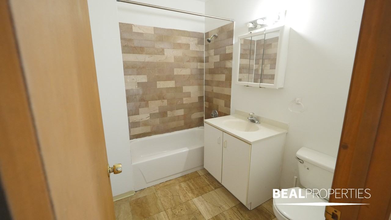 635 West Barry Avenue #302 - Photo 5 of 5