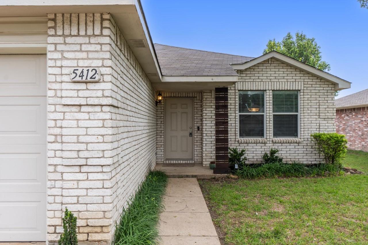 5412 Comanche Wells Dr - Photo 2 of 14