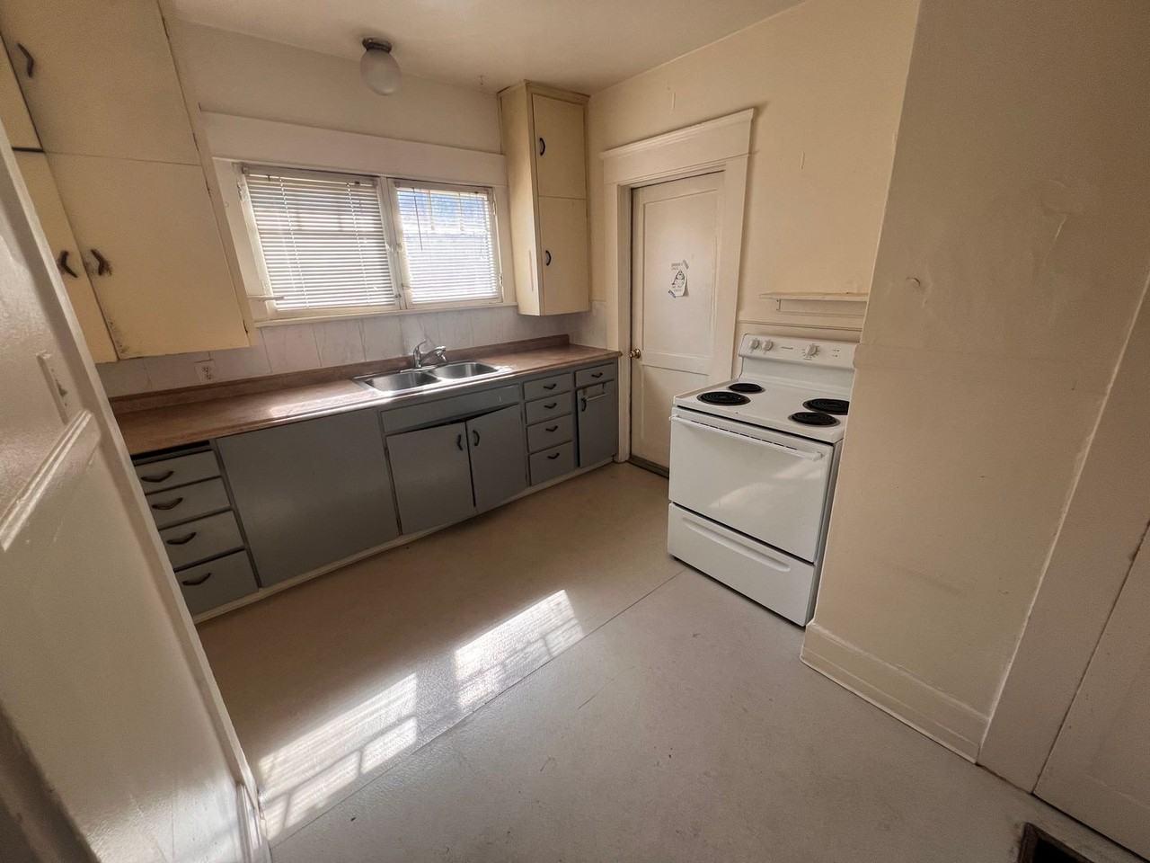 1287 Washington St - Photo 7 of 17