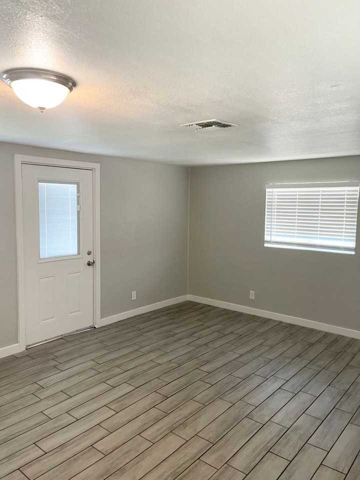 5113 5113 & 5123 N. 17th Ave. - 5123 - #3 - Photo 2 of 16