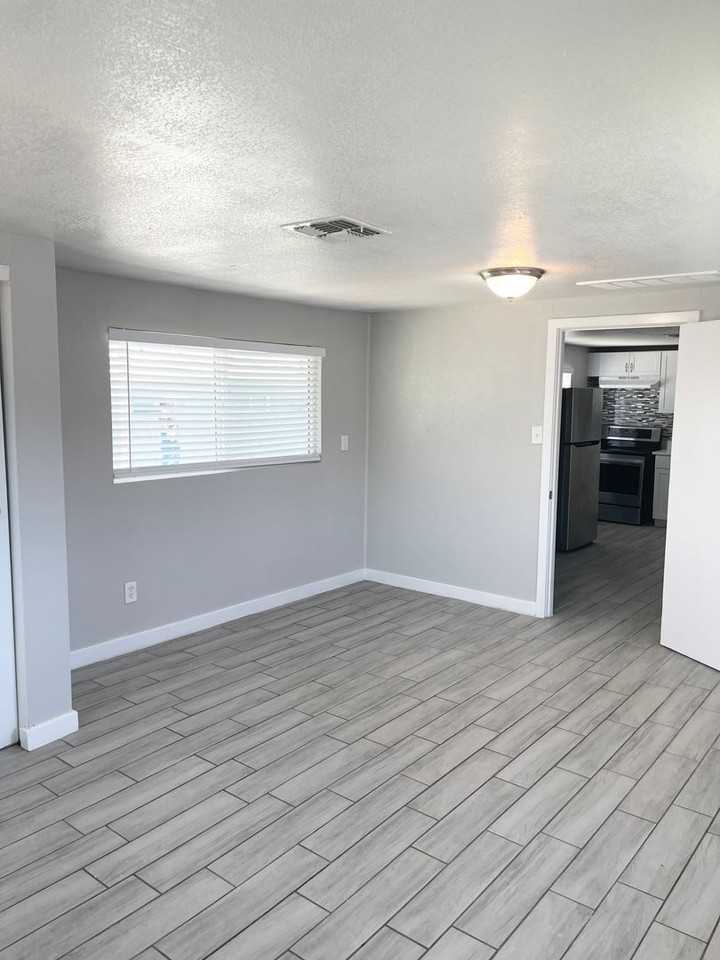 5113 5113 & 5123 N. 17th Ave. - 5123 - #3 - Photo 4 of 16