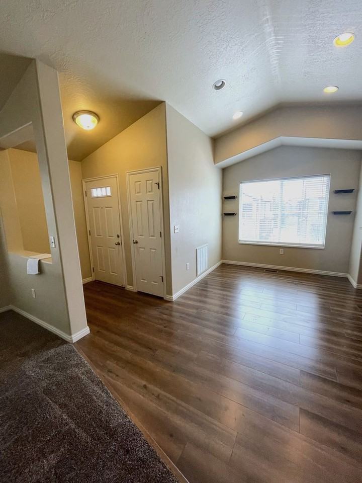 1002 Allington Dr - Photo 3 of 12