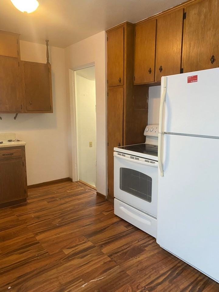 616 Lakeside St - Photo 2 of 10