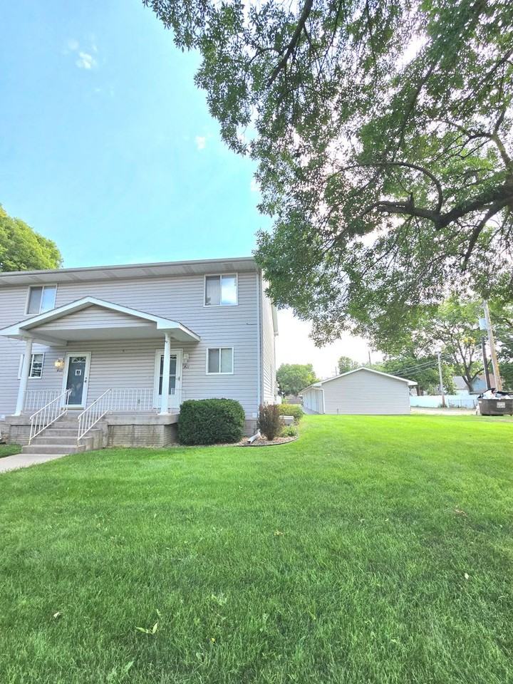 411 S Madison St - Photo 2 of 24