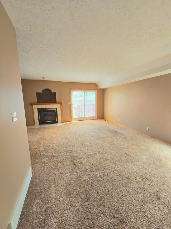 411 S Madison St - Photo 3 of 24