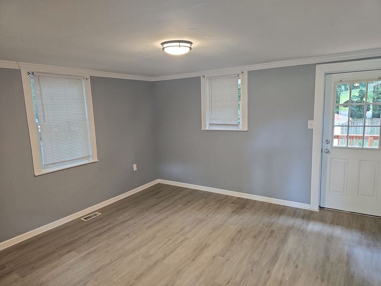1618 Oak St - Photo 2 of 9