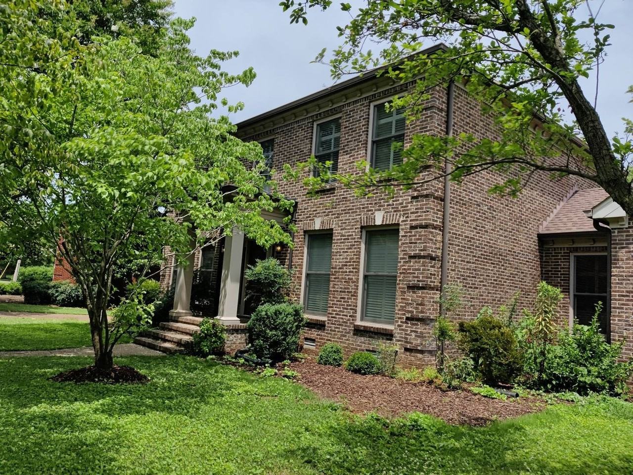 732 Greenbrier Dr - Photo 4 of 38