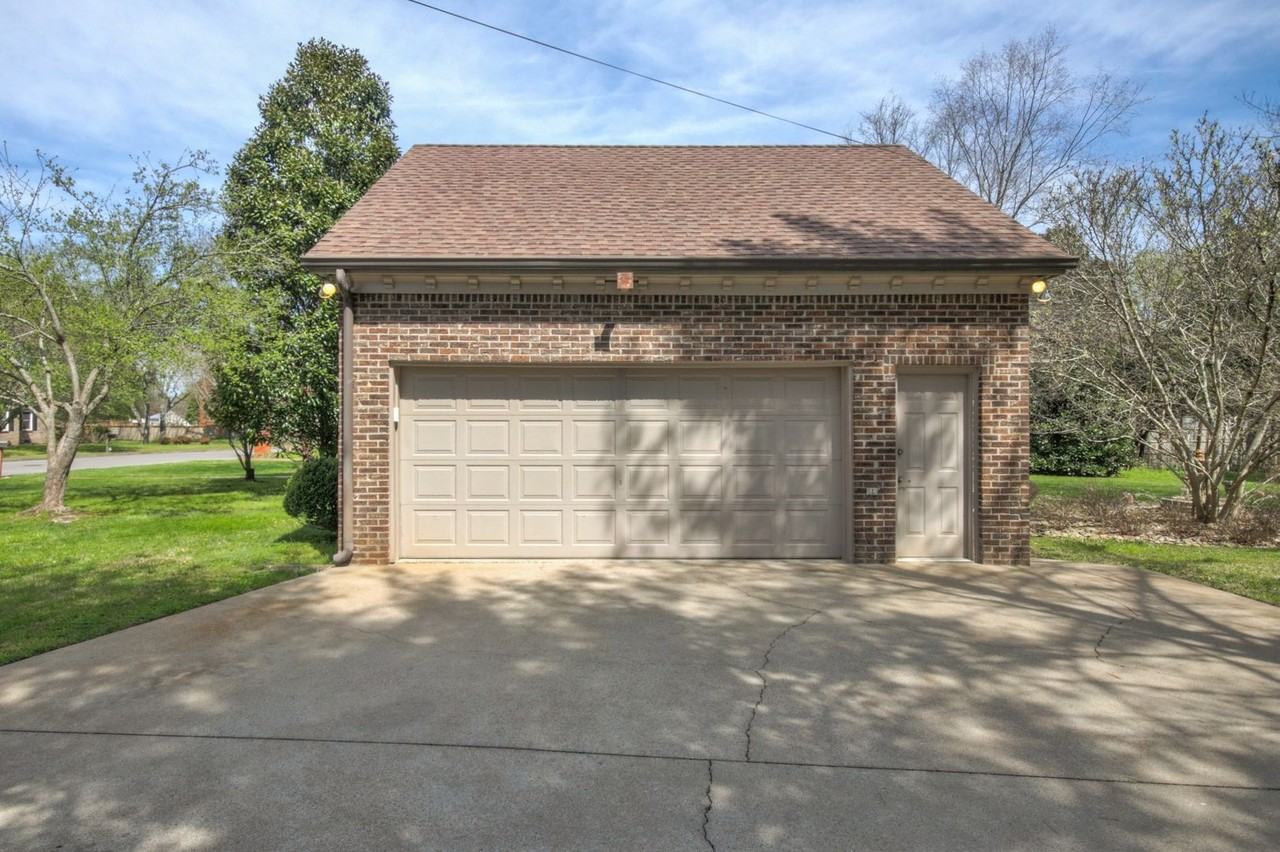 732 Greenbrier Dr - Photo 5 of 38