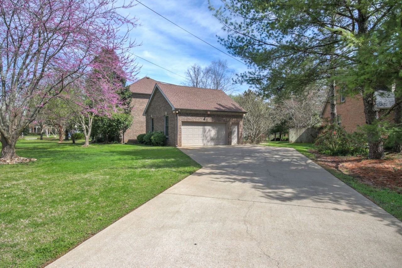 732 Greenbrier Dr - Photo 6 of 38