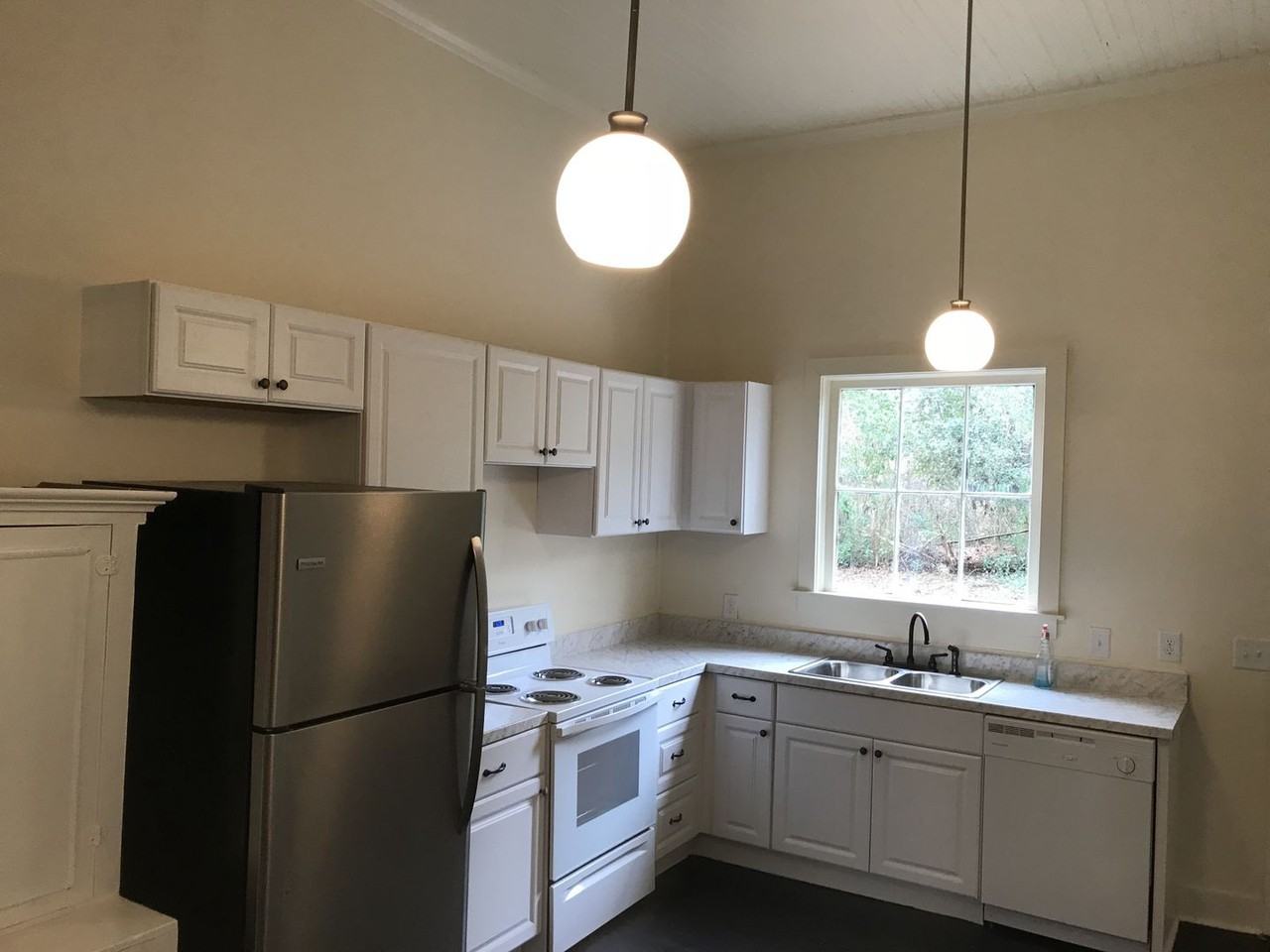 1101 Auburn St - Photo 2 of 17