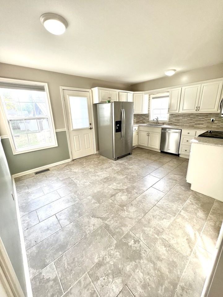 236 E 46th St - Photo 6 of 26