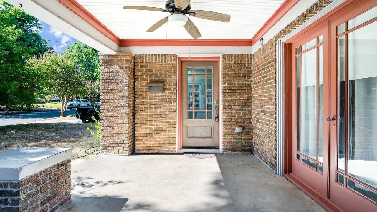 310 N Waverly Dr - Photo 3 of 26