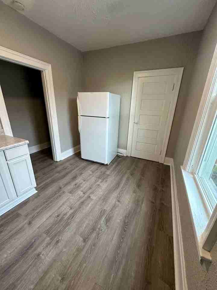 610 S 2nd St - Photo 4 of 9