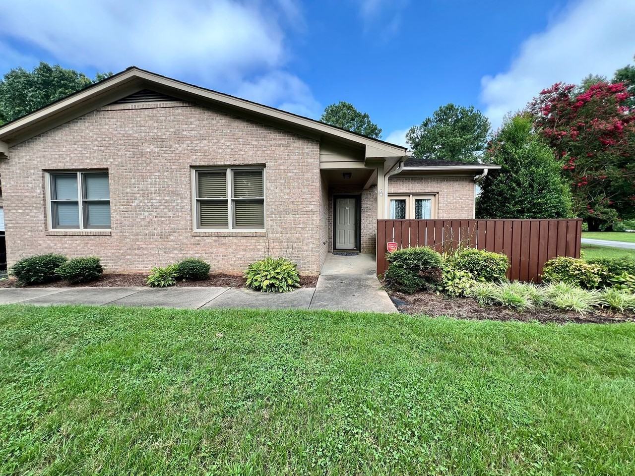 138 Glenwood Circle - Photo 2 of 13