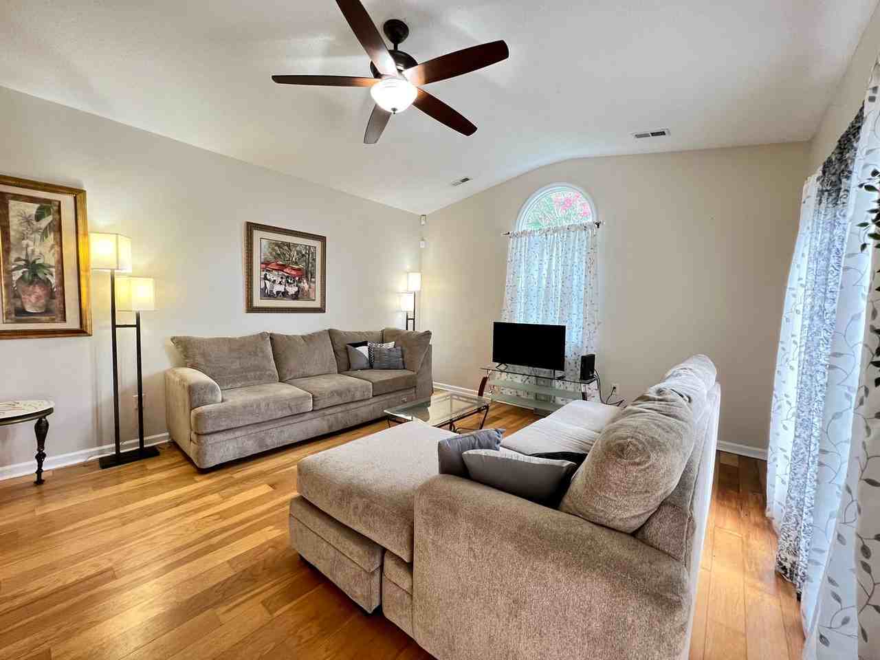 138 Glenwood Circle - Photo 3 of 13