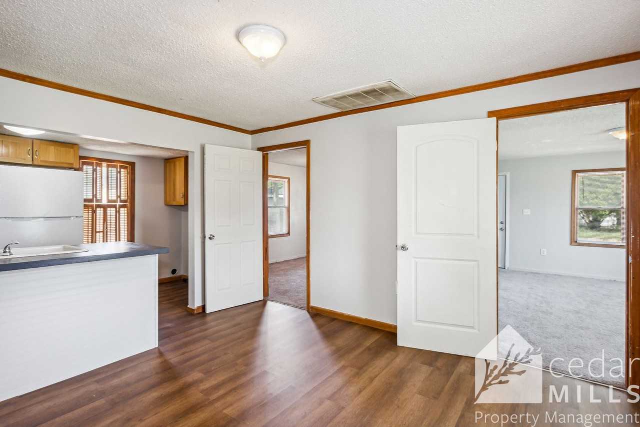 2005 W Walker St - Photo 2 of 14