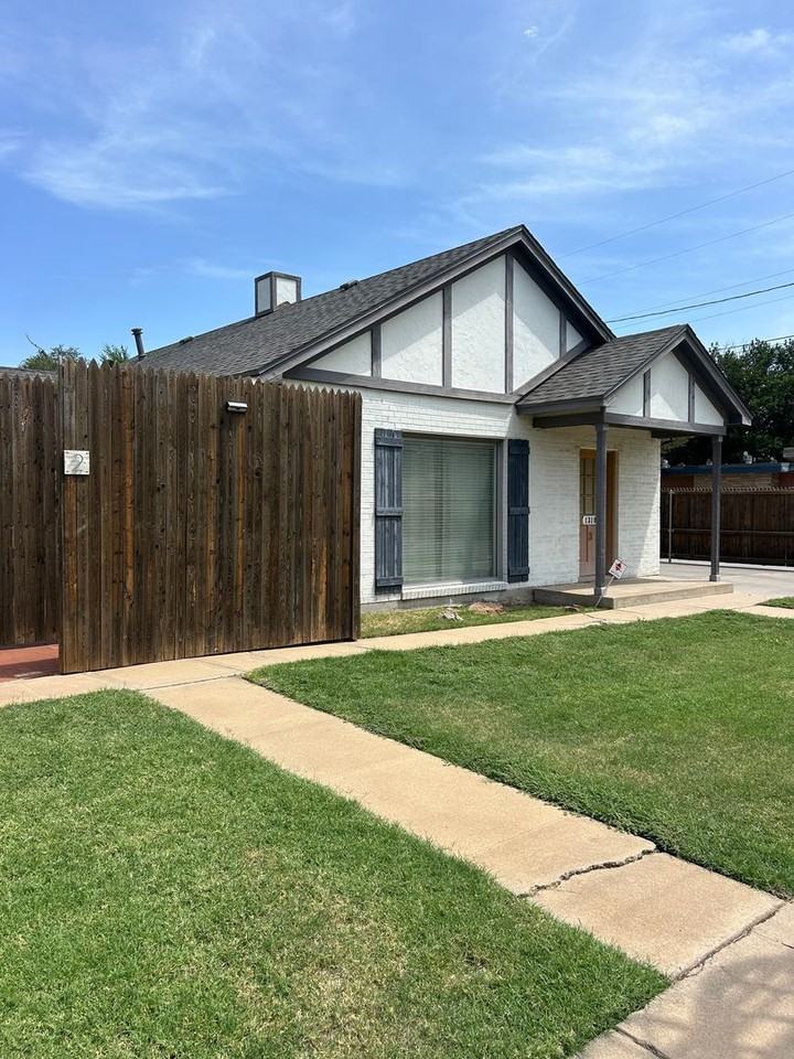 1319 S Travis St - Photo 2 of 27