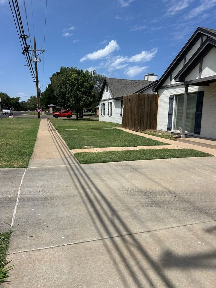 1319 S Travis St - Photo 3 of 27