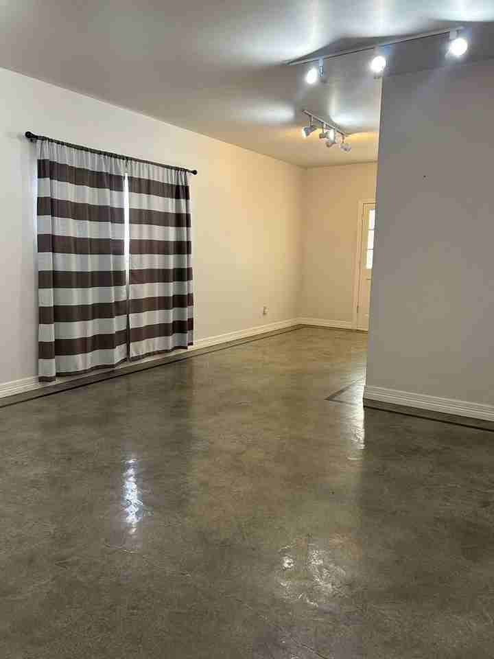 1319 S Travis St - Photo 4 of 27