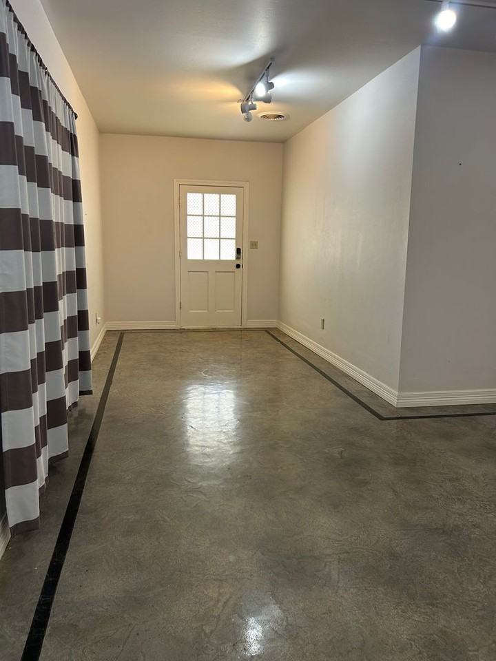 1319 S Travis St - Photo 6 of 27