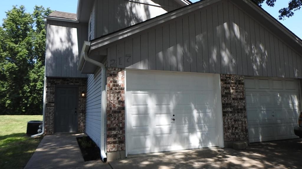 217 Ne Cedar Ct - Photo 2 of 26