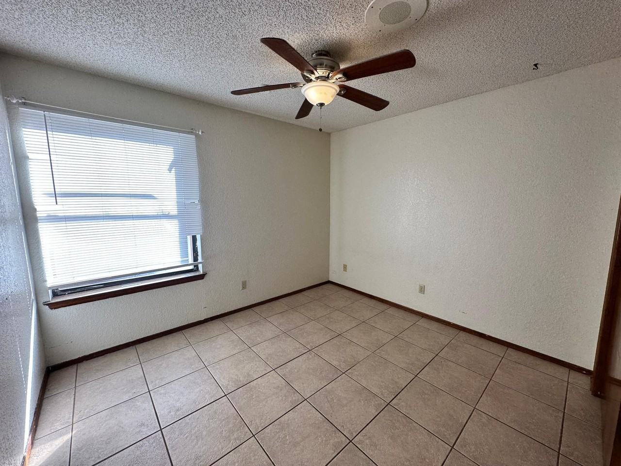 11509 Town Lake Ln - Photo 3 of 13