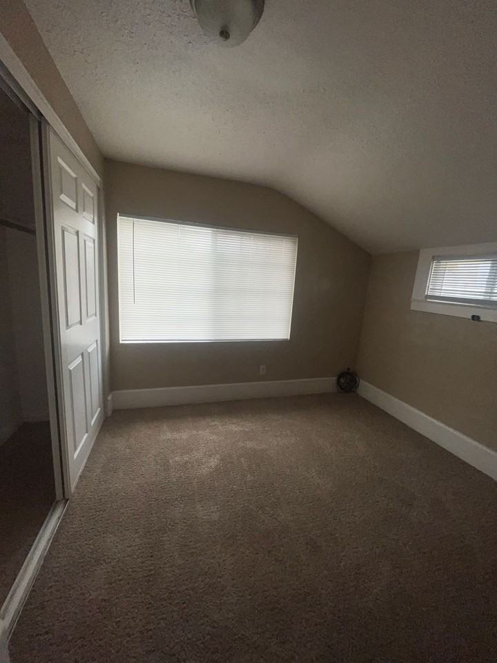 2934 - Photo 2 of 20