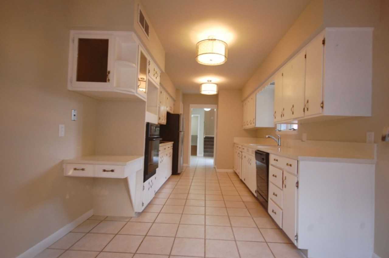 1318 Se Linn St - Photo 3 of 35