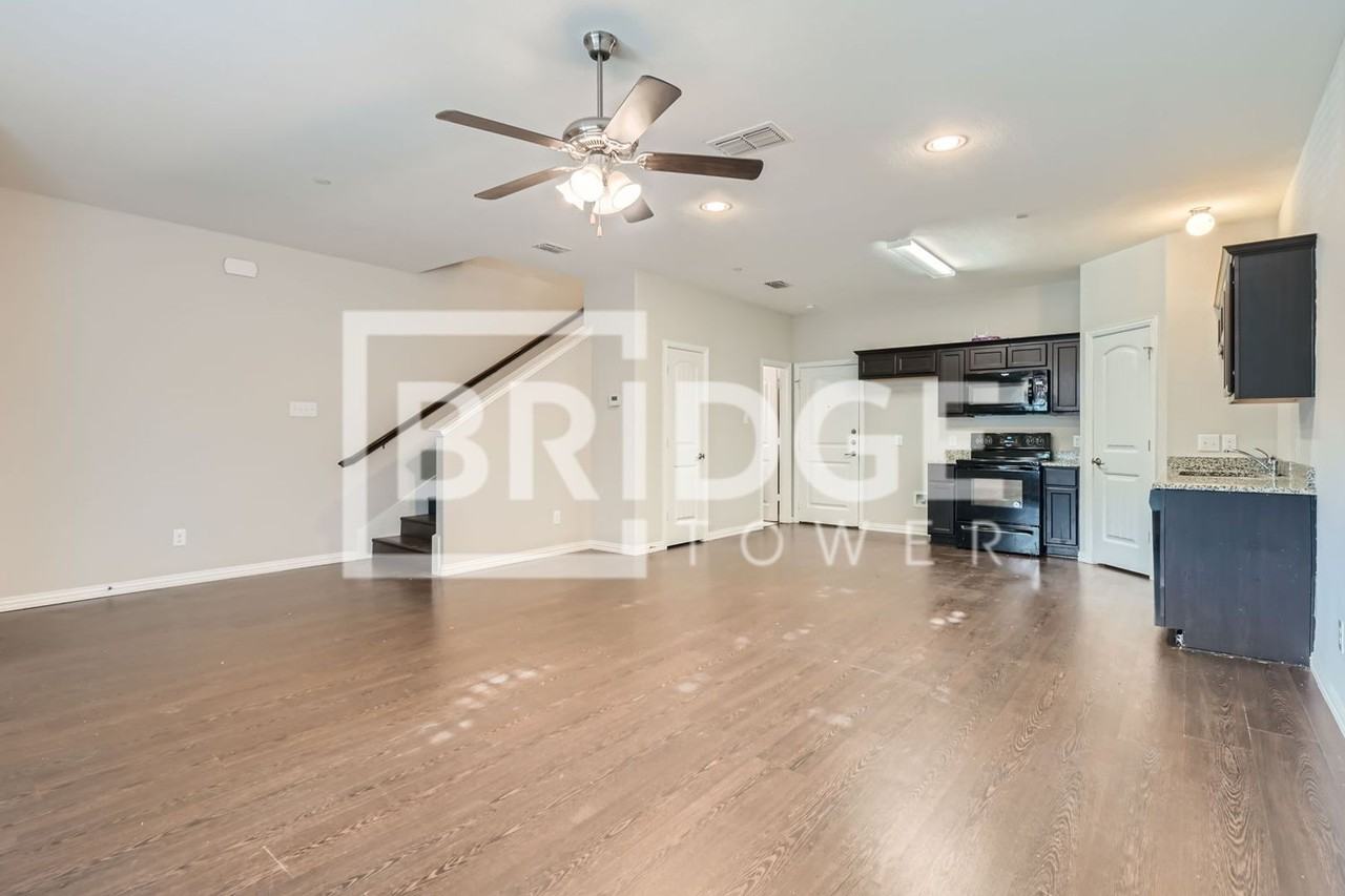 1316 Lake Crest Ln - Photo 2 of 13