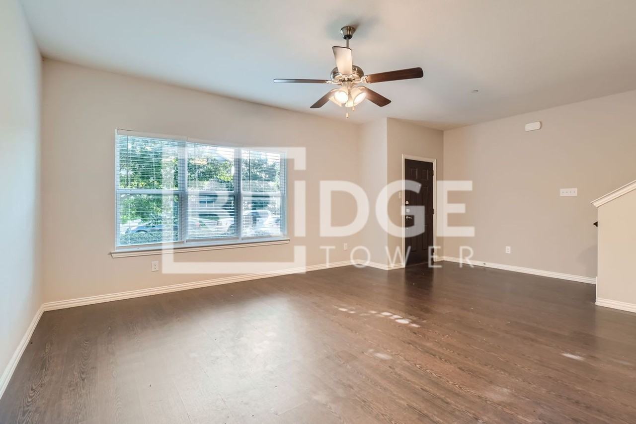 1316 Lake Crest Ln - Photo 3 of 13
