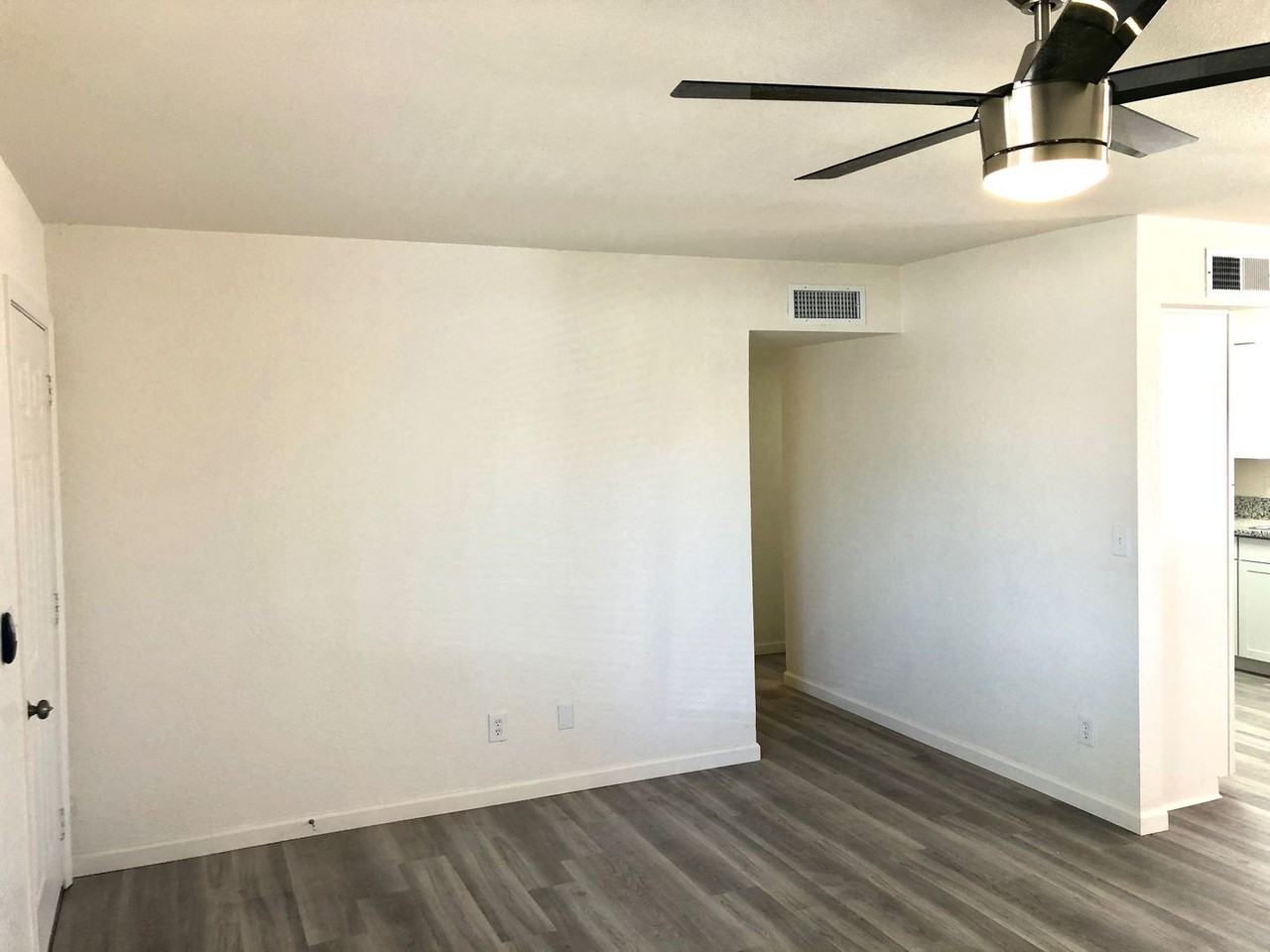 2715 Lillie Ave - Photo 4 of 30