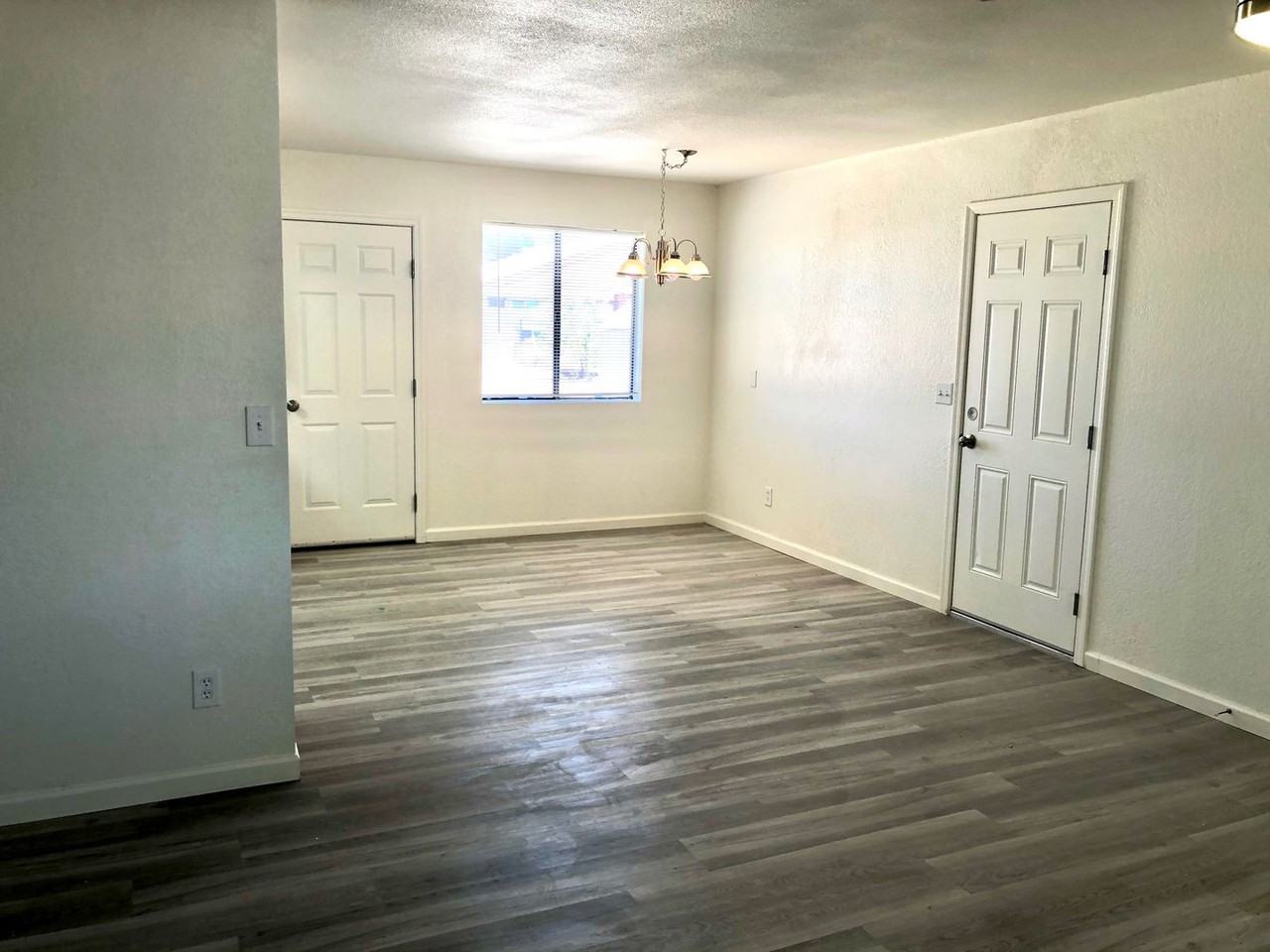 2715 Lillie Ave - Photo 5 of 30