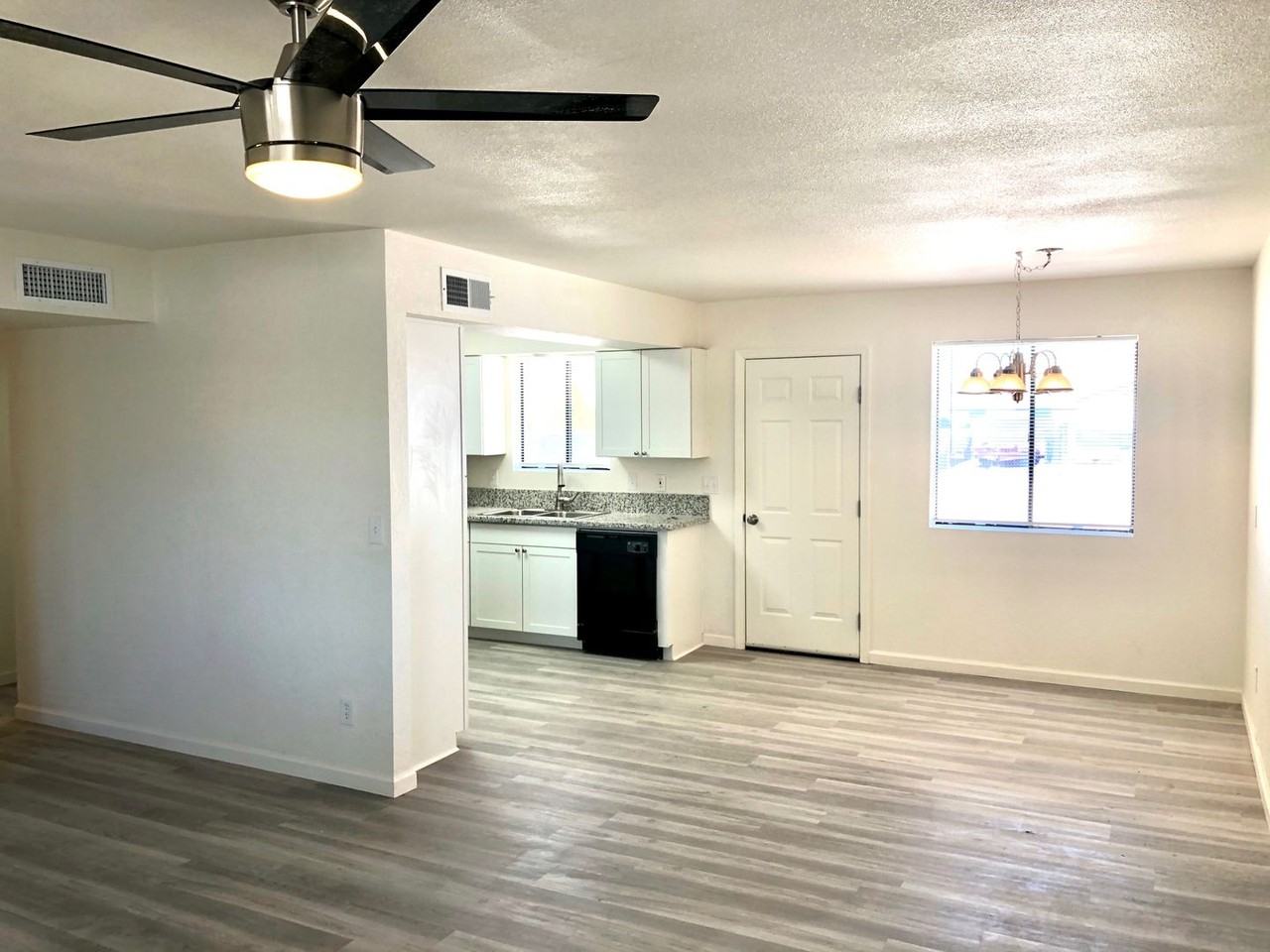 2715 Lillie Ave - Photo 6 of 30