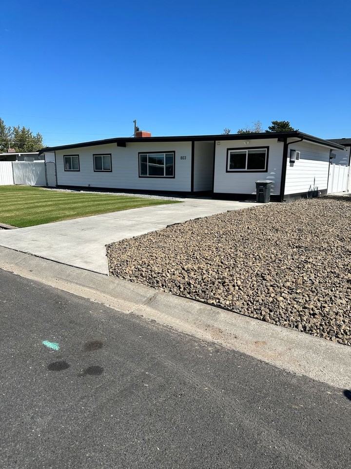 803 N Vista Dr - Photo 2 of 20