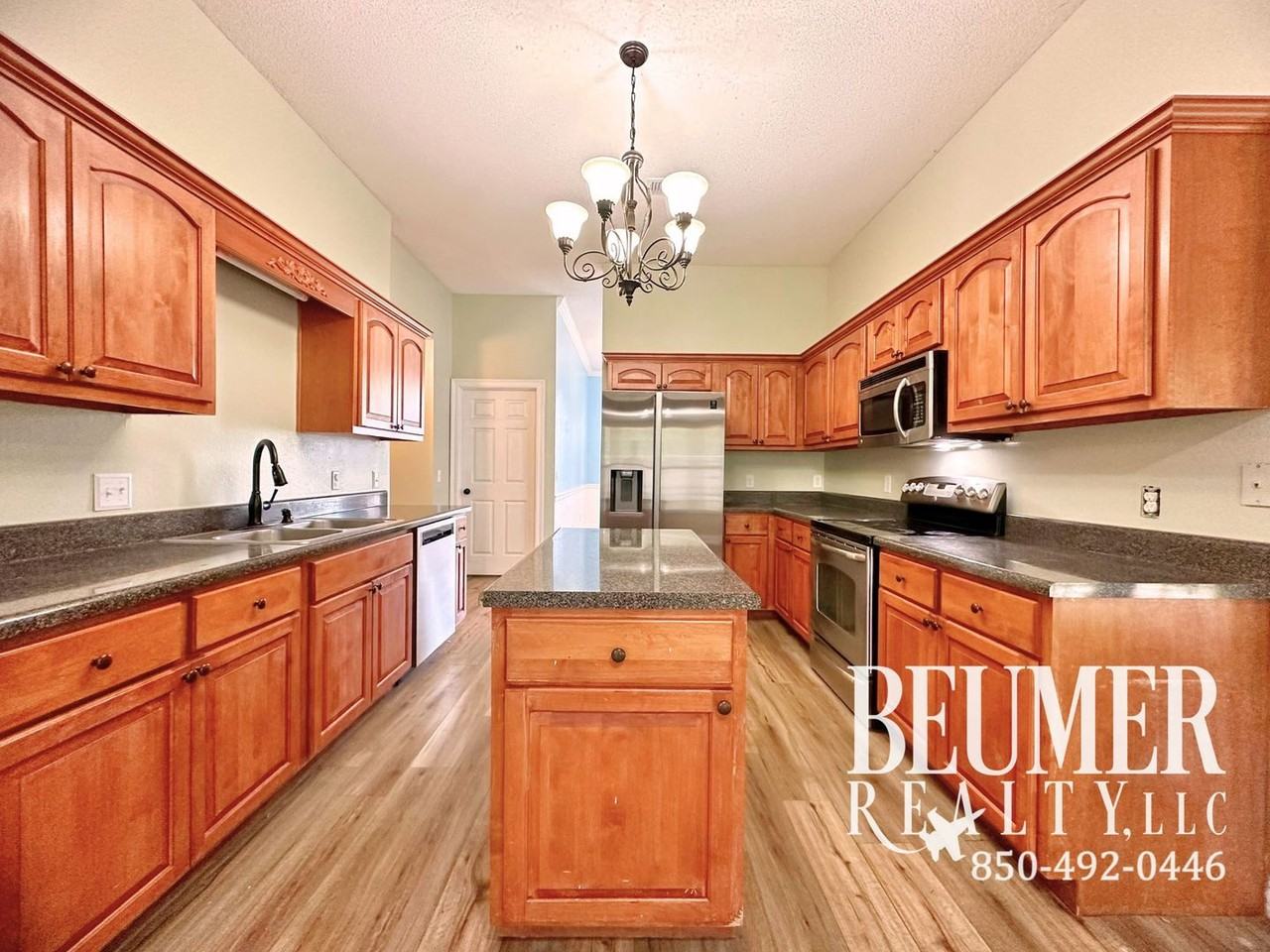 1097 Freeboard Blvd - Photo 5 of 29