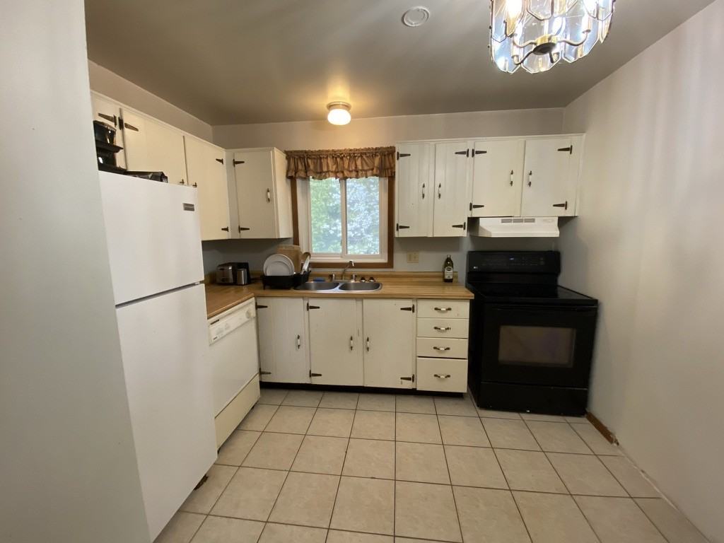 1556 Redwood Dr #2 - Photo 2 of 5