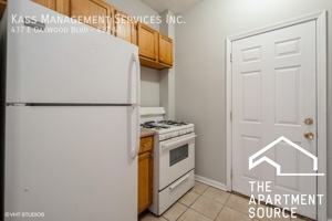 featured image of 427 E Oakwood Blvd #07