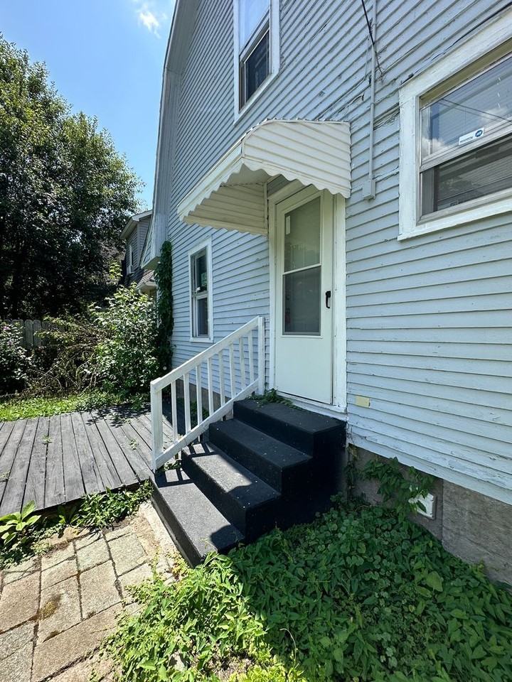 523 Nicholas St - Photo 2 of 11