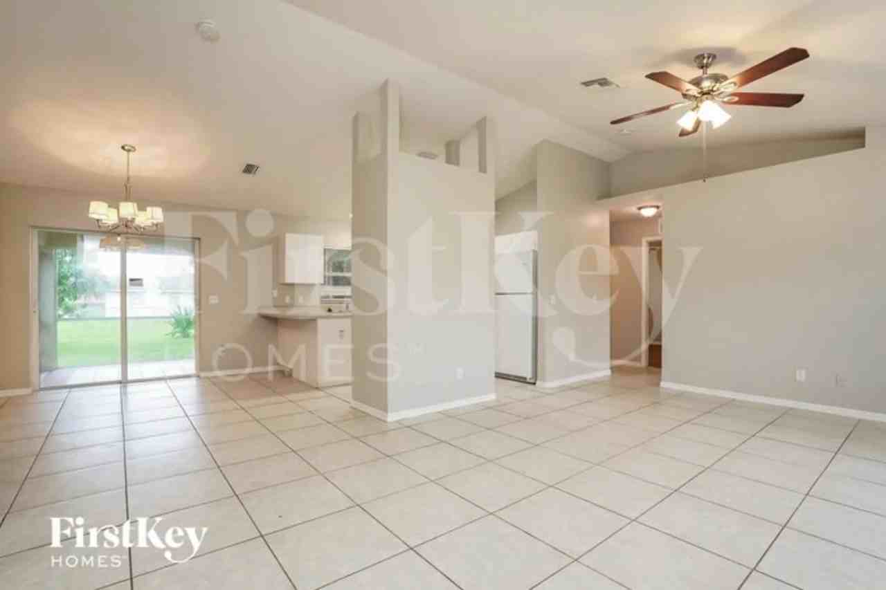 1723 Sw 2nd Ave - Photo 2 of 15