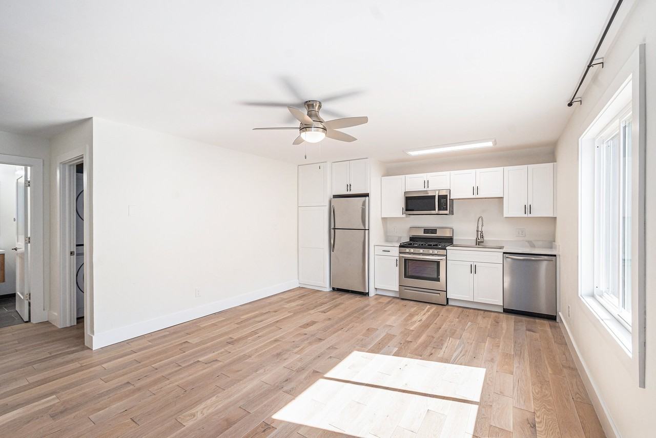 143 N Jebavy Dr - Photo 3 of 22