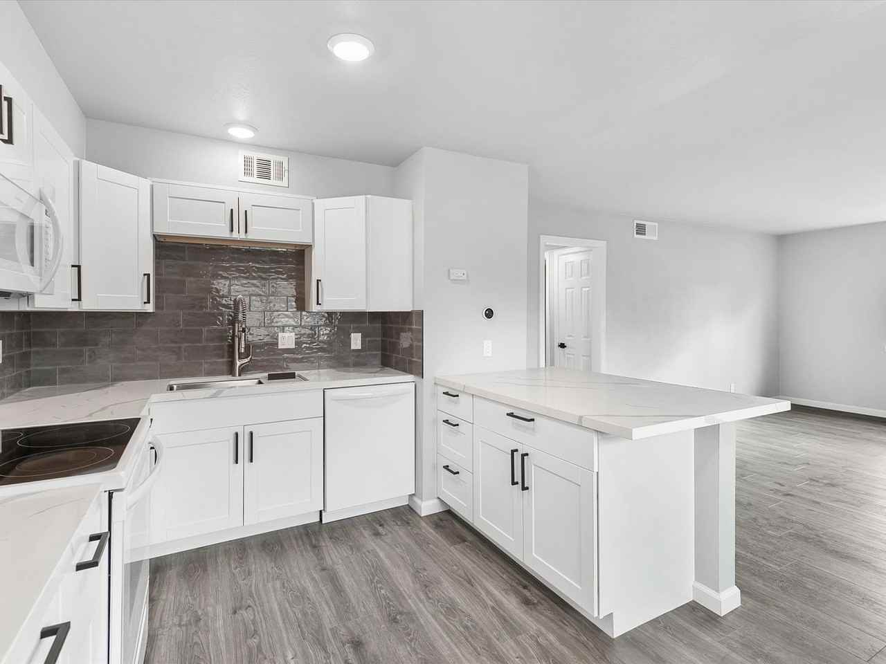 1572 Lander Street #1572 - Photo 4 of 10