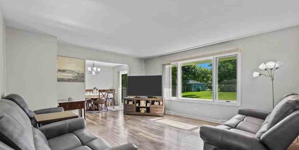 945 Ruth Dr - Photo 3 of 7