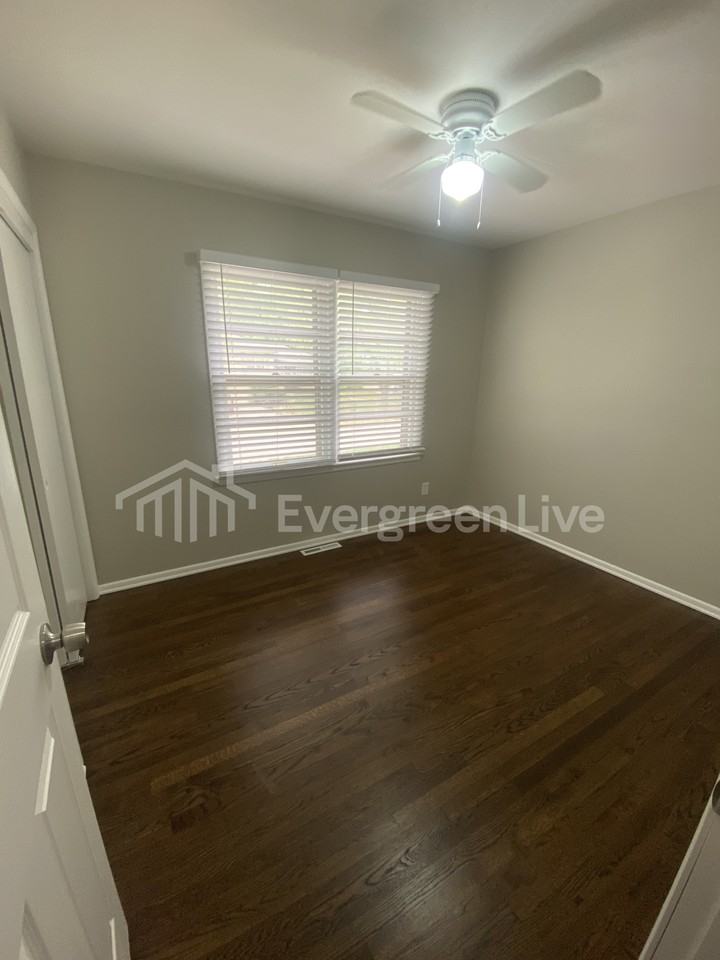 8008 E 93rd Ter - Photo 5 of 11
