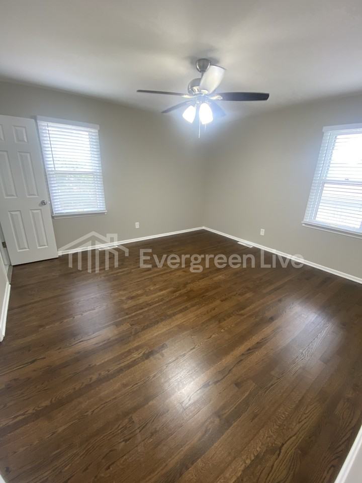 8008 E 93rd Ter - Photo 7 of 11