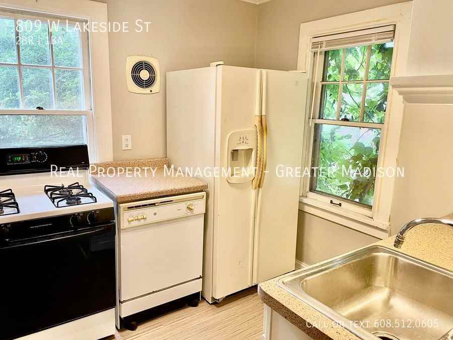 809 W Lakeside St - Photo 2 of 14