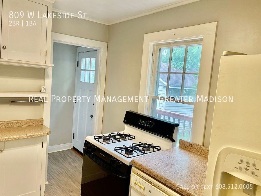 809 W Lakeside St - Photo 3 of 14