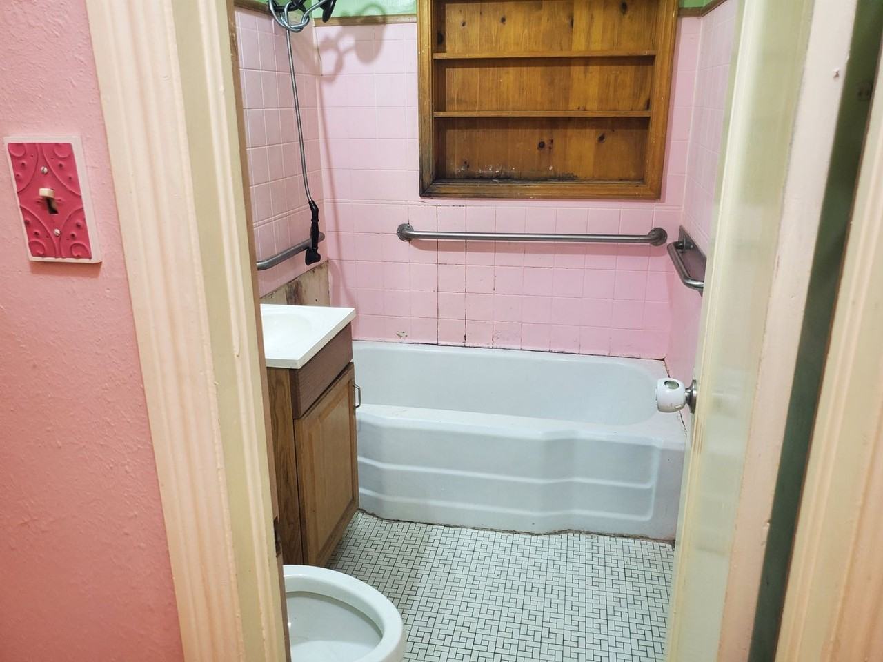 3929 Nw 18th St - Photo 6 of 8